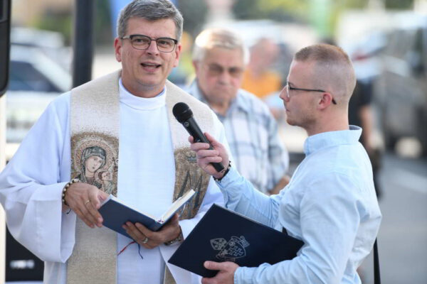 Pán farár ThLic. Peter Holbička požehnal domy aj kaplnku.