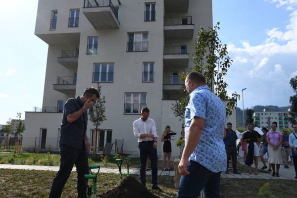Zástupcovia spoločností Istrofinal, Stavizol, SLLA a mesta Kysucké Nové Mesto počas symbolického zasadenia stromu.