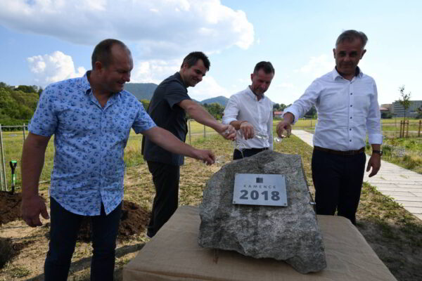 Zástupcovia spoločností Istrofinal, Stavizol, SLLA a mesta Kysucké Nové Mesto počas symbolického uvedenia bytových domov do života.